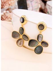 L'Atelier de Gaia Pozłacane kolczyki z masą perłową rozmiar: onesize. Szare kolczyki L'Atelier de Gaia, z perłą, pozłacane. Za 113.99 zł.