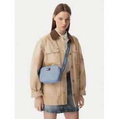 Torebka Tommy Jeans. Niebieskie listonoszki Tommy Jeans, bez wzorów, z jeansu, bez dodatków. Za 289.99 zł.