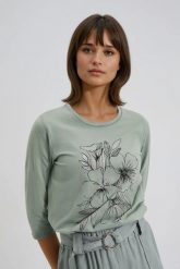 Bluzka z nadrukiem w kwiaty oliwkowa. Zielone bluzki MOODO, bez wzorów, z bawełny, bez kołnierzyka, bez ramiączek. Za 59.99 zł.