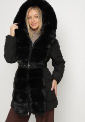 Czarna Pikowana Kurtka z Kapturem i Paskiem z Klamrą Zdobiona Futerkiem Ollina. Czarne kurtki Born2be, l, z aplikacjami, z jeansu, eleganckie, z kapturem. Za 129.99 zł.