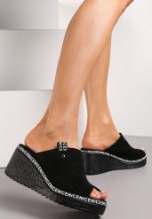 Czarne Klapki na Koturnie z Perforacją i Otwartym Noskiem Averle. Czarne klapki Renee, bez wzorów, z otwartym noskiem, bez obcasa, na koturnie, bez zapięcia. Za 109.99 zł.