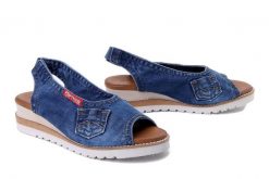 ARTIKER RELAKS 54C0206 jeans, sandały damskie. Niebieskie sandały Artiker Relaks, bez wzorów, z jeansu, bez obcasa, na koturnie, bez zapięcia. Za 269.90 zł.