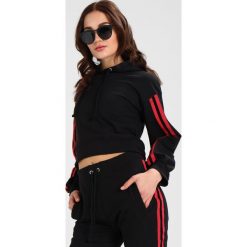 Missguided FANNY LYCKMAN CROPPED HOODIE Bluza z kapturem black/red. Bluzy z kapturem Missguided. Za 149.00 zł.