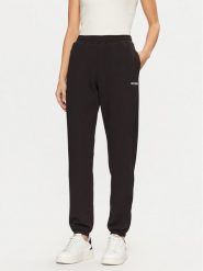 Guess Spodnie dresowe V5RB02 KCLD1 Brązowy Regular Fit. Brązowe spodnie dresowe Guess, z aplikacjami, z bawełny. Za 199.99 zł.