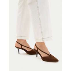 Czółenka Tamaris. Brązowe czółenka Tamaris, bez wzorów, bez obcasa, bez zapięcia. Za 238.99 zł.