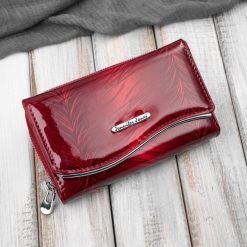 Portfel damski skórzany lakierowany z roślinnym wzorem czerwony SP-24-RD. Czerwone portfele bez wzorów, z lakierowanej skóry. Za 109.00 zł.