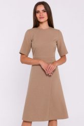 Elegancka sukienka z trapezowym dołem beżowa. Brązowe sukienki Stylove, do pracy, s, bez wzorów, biznesowe, bez kołnierzyka, bez ramiączek, trapezowe. Za 389.00 zł.
