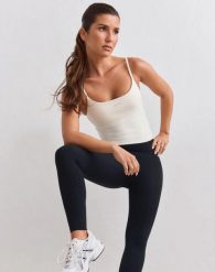 Damskie legginsy wysokostanowe kompresyjne invisible scrunch Sculpting czarne. Czarne legginsy AIM'N, bez wzorów, z elastanu, długie. Za 525.00 zł.