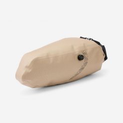 Torba rowerowa do bikepackingu Riverside ADVT 900 pod siodło IPX6 6-15 l. Brązowe torebki klasyczne ROCKRIDER, bez wzorów, z materiału, sportowe, bez dodatków. Za 89.99 zł.