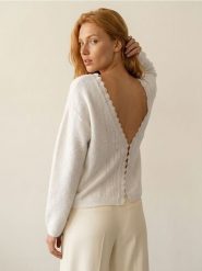 Sweter z wycięciem na plecach i koronkowym wykończeniem - biały. Białe swetry Sinsay, l, bez wzorów, z koronki, bez ramiączek. Za 59.99 zł.