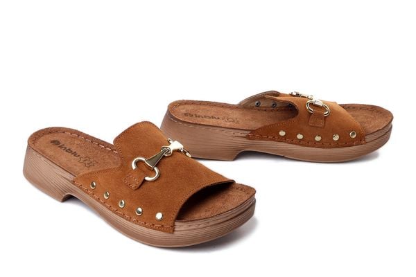 Inblu TF-02KU 021 camel, klapki damskie. Brązowe klapki Inblu, bez wzorów, ze skóry, bez obcasa, bez zapięcia. Za 89.93 zł.