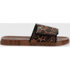 Melissa klapki Groovy Ad damskie kolor brązowy. Brązowe klapki Melissa, bez wzorów, z kauczuku, bez obcasa, na płaskiej podeszwie, bez zapięcia. W wyprzedaży za 219.99 zł.