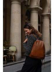 Victor & Hugo Paris Skórzany plecak "Sadie" w kolorze karmelowym - 25 x 45 x 5 cm rozmiar: onesize. Brązowe plecaki Victor & Hugo Paris, bez wzorów, z materiału, na ramię, bez dodatków. Za 427.07 zł.