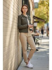 ASSUILI Kurtka przejściowa w kolorze khaki rozmiar: 36. Brązowe kurtki Assuili, bez wzorów, bez kaptura. Za 121.99 zł.