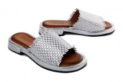 Artiker Relaks 56C0344 Srebrny, klapki damskie. Szare klapki Artiker Relaks, bez wzorów, ze skóry, bez obcasa, bez zapięcia. Za 229.90 zł.