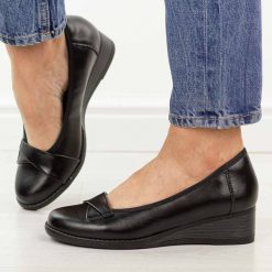 Czarne skórzane czółenka damskie na koturnie Vinceza 18136. Czarne czółenka VINCEZA, na jesień, bez wzorów, z jeansu, biznesowe, z okrągłym noskiem, bez obcasa, na koturnie, bez zapięcia. W wyprzedaży za 192.72 zł.