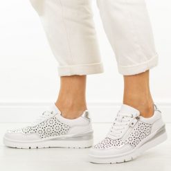 Białe skórzane ażurowe półbuty damskie Filippo Dp7677/26. Białe półbuty wsuwane Filippo, na jesień, w ażurowe wzory, z jeansu, klasyczne, z okrągłym noskiem, bez obcasa, na koturnie. Za 259.00 zł.