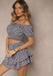 Czarno-Niebieski Komplet Bluzka Typu Hiszpanka i Spódnico-Szorty Zdobione Falbanami Sadeviae. Czarne bluzki Renee, m, z aplikacjami, eleganckie, bez kołnierzyka, bez ramiączek. W wyprzedaży za 39.99 zł.