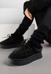 Czarne Rustykalne Śniegowce z Niską Cholewką Zdobione Futrem i Kokardą Tuspena. Czarne śniegowce Renee, z aplikacjami, z dzianiny, przed kostkę, bez zapięcia. Za 99.99 zł.