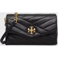 Tory Burch torebka skórzana kolor czarny. Czarne listonoszki Tory Burch, bez wzorów, na ramię, pikowane, bez dodatków. Za 2,049.90 zł.