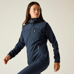 Damska kurtka typu softshell z kapturem Lexan III. Niebieskie kurtki przejściowe sportowe Dare 2b, bez wzorów, z poliesteru, z kapturem, trekkingowe. Za 430.00 zł.