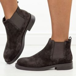 Brązowe skórzane botki damskie, sztyblety Vinceza 91180. Brązowe botki VINCEZA, bez wzorów, z dzianiny, casualowe, z okrągłym noskiem, bez obcasa, na płaskiej podeszwie, bez zapięcia. Za 349.00 zł.