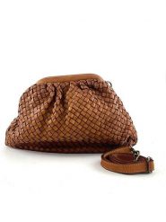 Amara Skórzana kopertówka "Miller" w kolorze jasnobrązowym - 35 x 23 x 8 cm rozmiar: onesize. Brązowe kopertówki Amara, bez wzorów, z materiału, przez ramię, bez dodatków. Za 459.04 zł.