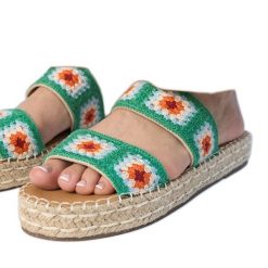 Zielone klapki espadryle haftowane. Zielone espadryle bez wzorów, ze skóry ekologicznej, casualowe, z okrągłym noskiem, bez obcasa, na platformie. Za 73.74 zł.