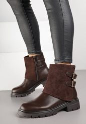 Brązowe Botki Typu Bikery Ozdobione Klamrami i Wywiniętą Cholewką Alisttie. Brązowe botki Born2be, bez wzorów, z jeansu, eleganckie, bez obcasa, na płaskiej podeszwie, bez zapięcia. Za 159.99 zł.