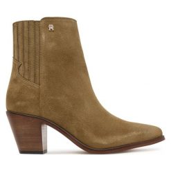 Botki Tommy Hilfiger. Brązowe botki Tommy Hilfiger, bez wzorów, bez obcasa, na słupku, bez zapięcia. Za 749.99 zł.