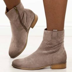 Khaki zamszowe botki damskie Potocki 12745. Brązowe botki POTOCKI, bez wzorów, z dzianiny, eleganckie, z okrągłym noskiem, bez obcasa, na płaskiej podeszwie, bez zapięcia. Za 219.00 zł.