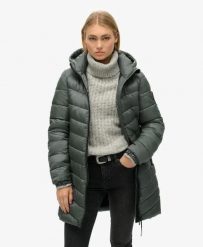 Superdry Kurtka pikowana Hooded Fuji Mid - Stormy Weather Blue. Niebieskie kurtki Superdry, bez wzorów, z materiału, z kapturem. Za 557.15 zł.