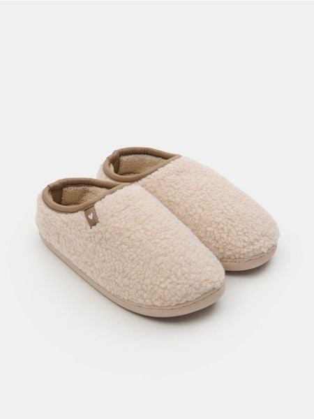 Kapcie z imitacji baranka - brązowy. Brązowe kapcie Sinsay, bez wzorów. Za 29.99 zł.