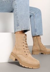 Ciemnobeżowe Botki Typu Workery z Ekozamszu z Futrzaną Wyściółką Resimora. Brązowe botki Renee, bez wzorów, z futra, eleganckie, bez obcasa, na płaskiej podeszwie, bez zapięcia. W wyprzedaży za 97.99 zł.