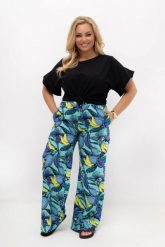 Turkusowe spodnie Marisa w owocowy wzór | Prosta nogawka | Rayon z bawełną | PLUS SIZE OVERSIZE LATO. Niebieskie spodnie materiałowe Moda Size Plus Iwanek, bez wzorów, z bawełny, eleganckie, krótkie. Za 169.90 zł.