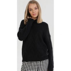 Czarny Golf Cahrera. Czarne swetry Born2be, s, bez wzorów, z dzianiny, bez ramiączek. W wyprzedaży za 118.99 zł.