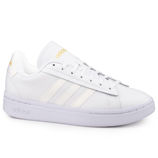 Buty damskie sportowe trampki Adidas GRAND COURT ALPHA. Białe buty sportowe lifestyle adidas, bez wzorów, sportowe, bez zapięcia. W wyprzedaży za 209.00 zł.
