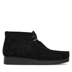 Botki Clarks. Czarne botki Clarks, bez wzorów, bez obcasa, na płaskiej podeszwie, bez zapięcia. Za 299.99 zł.