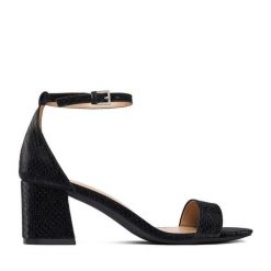 Sandały DeeZee. Czarne sandały DeeZee, bez wzorów, bez obcasa, na słupku, bez zapięcia. Za 129.99 zł.