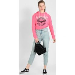 Superdry APPLIQUE CROP HOOD Bluza z kapturem fluro pink. Niebieskie bluzy marki comma casual identity, z materiału, casualowe. W wyprzedaży za 269.10 zł.