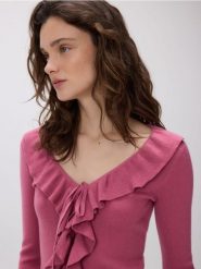 Sweter z falbanką - jasnofioletowy. Fioletowe swetry Reserved, l, bez wzorów, z dzianiny, bez ramiączek. Za 129.99 zł.