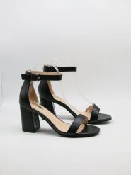 Bellucci Sandały w kolorze czarnym na obcasie rozmiar: 38. Czarne sandały Bellucci, bez wzorów, z otwartym noskiem, bez obcasa, na koturnie, bez zapięcia. Za 86.99 zł.