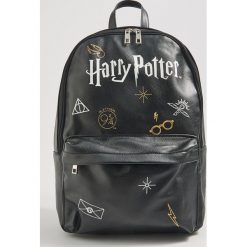 Plecak z nadrukiem Harry Potter - Czarny. Czarne plecaki Sinsay, bez wzorów, z nadrukiem, bez dodatków. Za 79.99 zł.