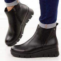 Czarne botki damskie na koturnie Potocki 19308. Czarne botki POTOCKI, bez wzorów, z dzianiny, eleganckie, z okrągłym noskiem, bez obcasa, na koturnie, bez zapięcia. W wyprzedaży za 186.15 zł.