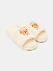 Kapcie z motywem misia i wykończeniem teddy - kremowy. Białe kapcie Sinsay, bez wzorów. Za 25.99 zł.