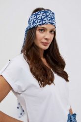 Wzorzysty szal niebieski. Niebieskie szaliki i kominy MOODO, bez wzorów, z poliesteru. W wyprzedaży za 17.99 zł.