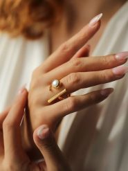 Pierres de Jade Pozłacany pierścionek z perłą rozmiar: onesize. Białe pierścionki Pierres de Jade, z perłą, pozłacane. Za 34.99 zł.