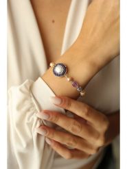 L'Atelier de Gaia Pozłacana bransoletka z perłami i ametystami rozmiar: onesize. Pomarańczowe bransoletki L'Atelier de Gaia, z ametystem, pozłacane. Za 60.99 zł.