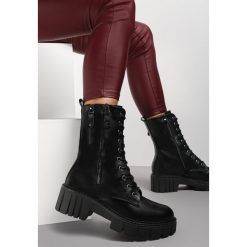 Czarne Botki Corrarina. Czarne botki Renee, bez wzorów, ze skóry, eleganckie, za kostkę, bez obcasa, na płaskiej podeszwie, bez zapięcia. W wyprzedaży za 159.99 zł.