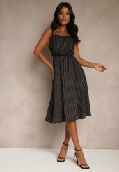 Czarna Rozkloszowana Sukienka z Wiskozą w Paski Dolavessa. Czarne sukienki Renee, na co dzień, l, bez wzorów, z wiskozy, eleganckie, bez kołnierzyka, bez ramiączek, midi, kopertowe. W wyprzedaży za 83.99 zł.